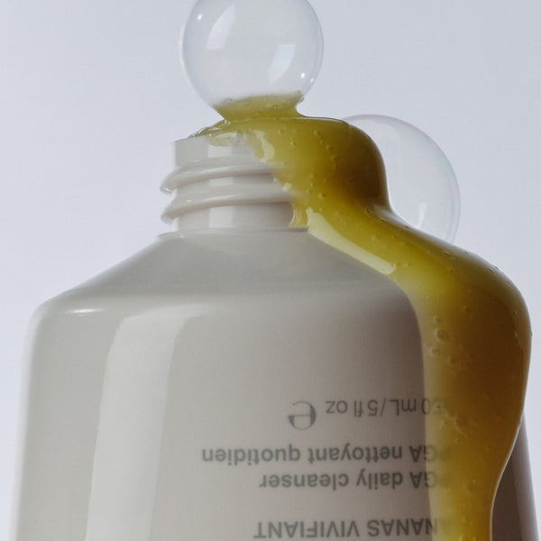 Rhode Pineapple Refresh Cleanser na modelu