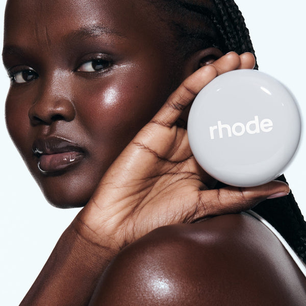 Rhode Caffeine Reset Sculpting Cream Mask na modelu