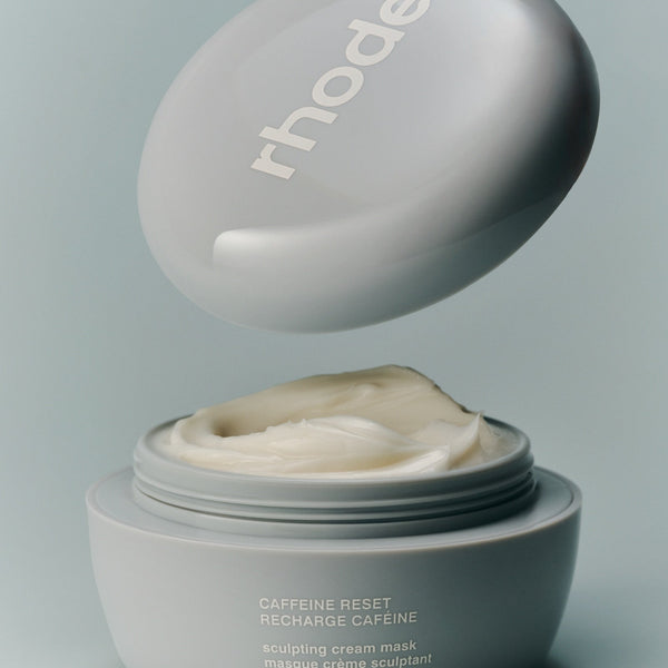 Rhode Caffeine Reset Sculpting Cream Mask na modelu