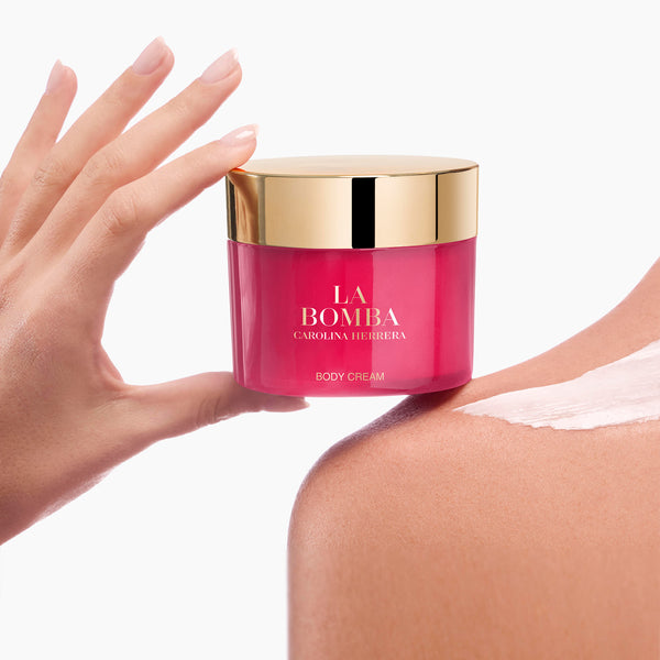 Carolina Herrera La Bomba Body Cream - tekstura kreme na koži