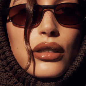 Peptide Lip Tint nijansa Espresso na modelu