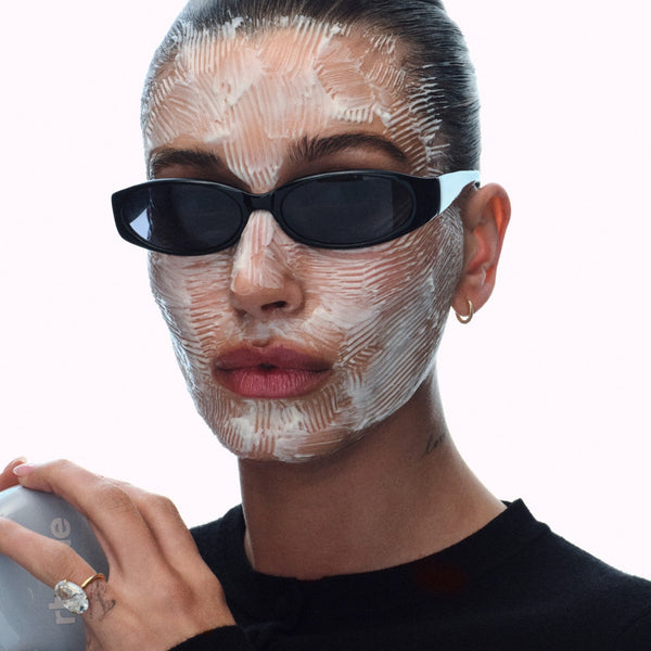 Rhode Caffeine Reset Sculpting Cream Mask na modelu
