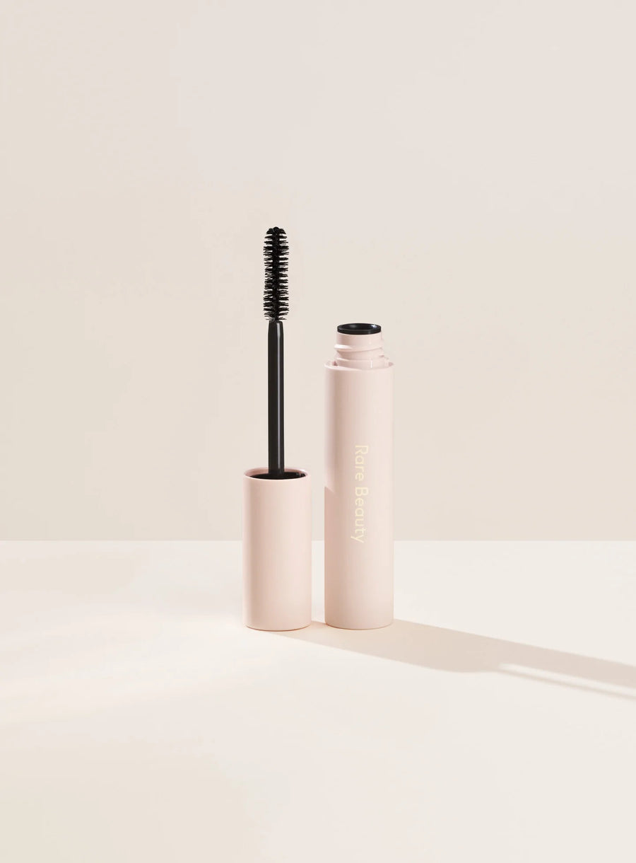 Rare Beauty Perfect Strokes univerzalna maskara za volumen